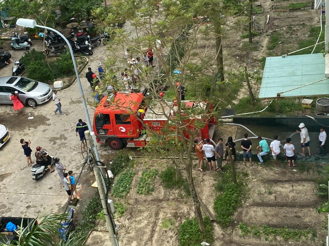 Lực lượng chức năng đã điều động xe chuyên dụng để hút nước khỏi các tầng hầm khu chung cư.