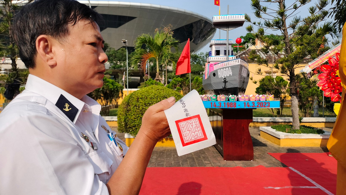 Ông Nguyễn Văn Tấn (Trưởng Ban liên lạc Bộ đội Trường Sa TP Đà Nẵng) chủ trì lễ cầu siêu cho 64 liệt sĩ ngã xuống khi bảo vệ đảo Gạc Ma. "35 năm qua, sóng biển có thể xóa mọi dấu vết, nhưng không thể xóa nhòa ký ức bi tráng của người dân Việt Nam về những người con quả cảm mà sự hy sinh của họ đã được dựng thành những tượng đài bất tử về tình yêu Tổ quốc. Tinh thần chiến đấu của các anh là một nốt son trong lịch sử dân tộc mà thế hệ hôm nay và mai sau phải khắc cốt ghi tâm", ông Tấn xúc động.