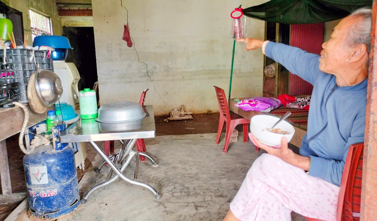 Bà Trần Thị Gái (78 tuổi, một hộ dân sống tại đây) cho biết: Gia đình về đây ở từ lâu, nhà cửa không có tranh chấp. Mức áp giá đền bù theo đất nông nghiệp là quá thấp, người dân không đủ để mua đất, chứ đừng nói đến việc làm nhà, ổn định cuộc sống sau di dời. "Sống ở đây khổ lắm, ô nhiễm, ngập lụt liên tục. Người dân mong muốn thành phố có hỗ trợ thỏa đáng để người dân sớm di dời", bà Gái nói.