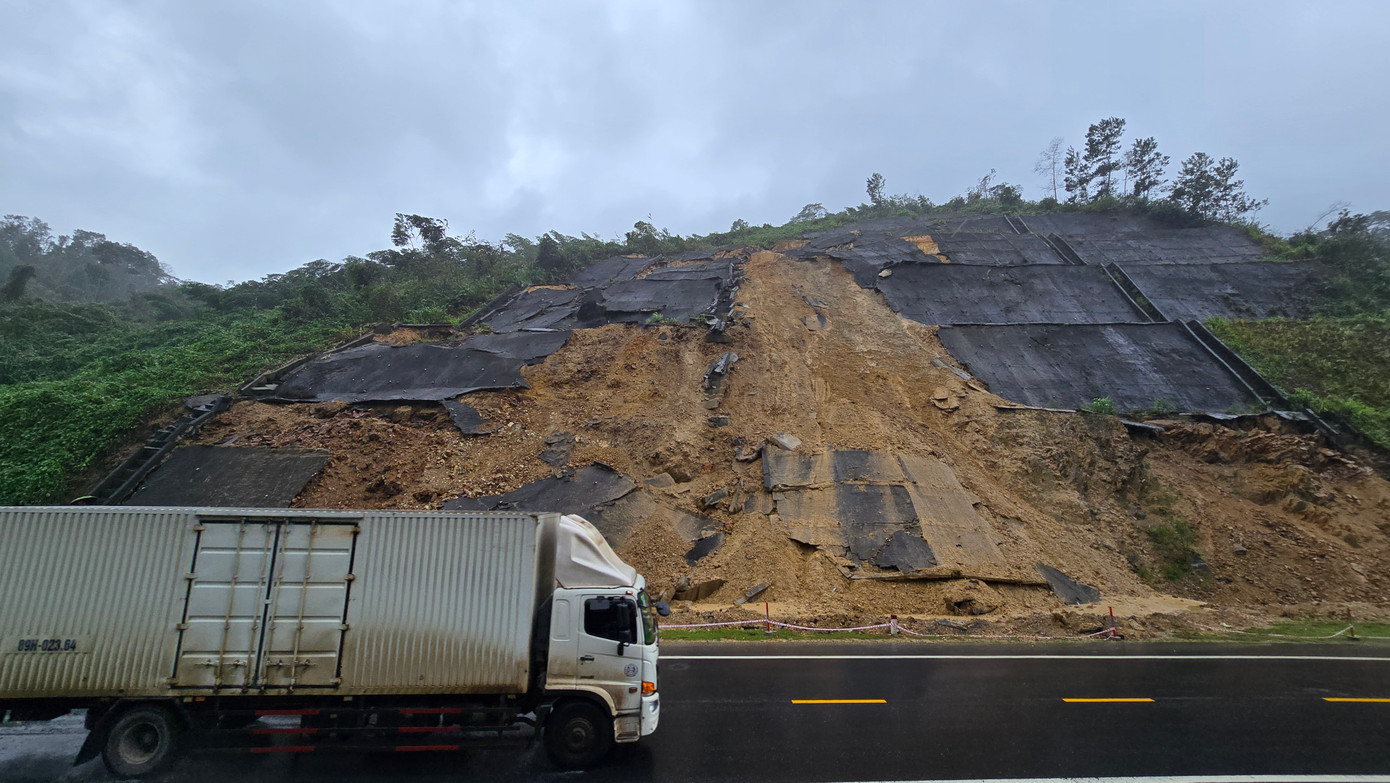 Theo ghi nhận, tại Km39+750, đoạn qua địa phận huyện Hòa Vang (TP. Đà Nẵng) sạt lở xảy ra khi phần taluy dương được gia cố bằng bê tông bị mưa bão làm vỡ toạc, đất đá và các mảng xi măng chờ chực đổ xuống đường.