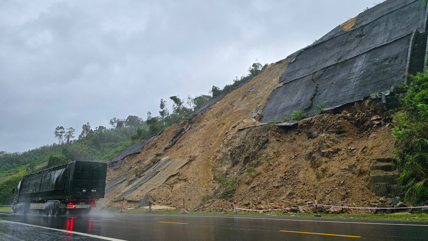 Ước lượng sơ bộ, có hàng ngàn m3 đất đá bị sạt lở nghiêm trọng, tràn lấp rãnh dọc của khu vực.