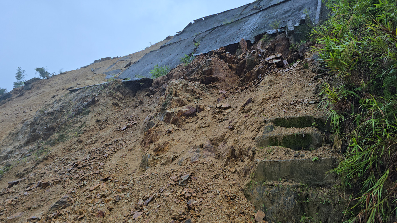 Theo báo cáo Văn phòng Quản lý đường bộ III.1, bên cạnh điểm sạt lở nặng tại Km39+750, cao tốc La Sơn – Túy Loan còn bị mưa lớn gây xói lở, ăn sâu tại trụ Cầu Km35+879.