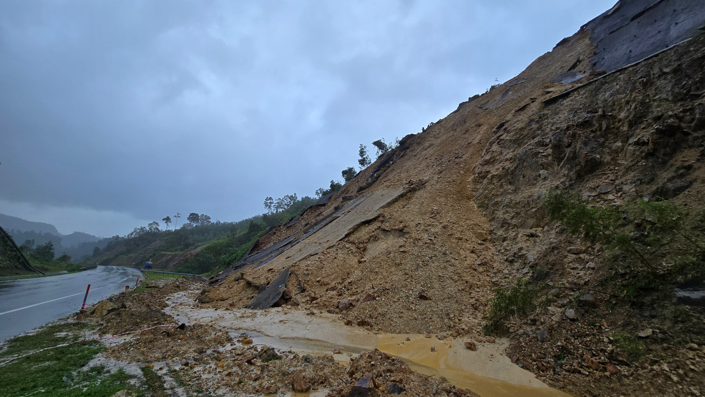 Văn phòng Quản lý đường bộ III.1 cho biết, đang chỉ đạo các nhà thầu triển khai nhân lực, máy móc thiết bị để triển khai hốt dọn đất, đá, đảm bảo giao thông.