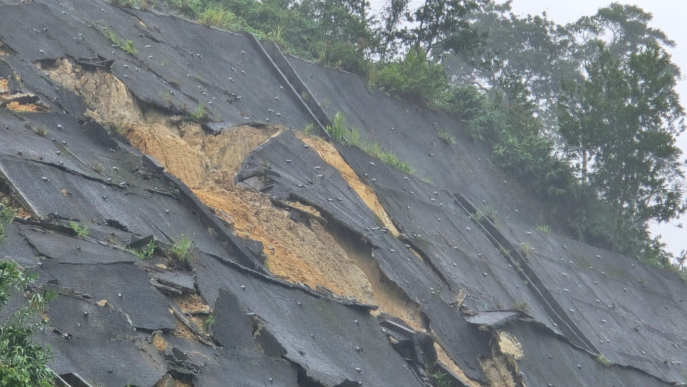 Kết cấu các vỉa bê tông bị xói, sạt lở do mưa lớn chờ chực đổ sập.