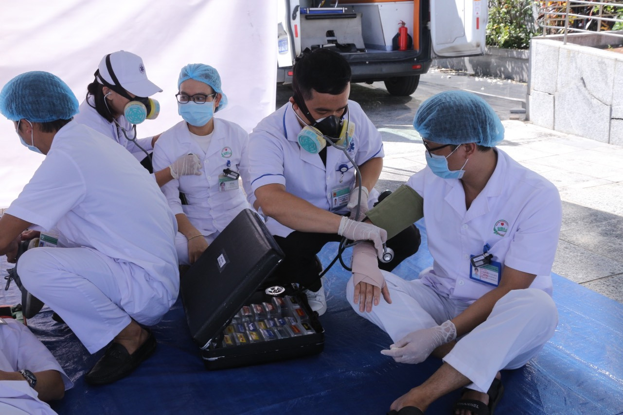 Các bác sĩ tiến hành chăm sóc sơ bộ sức khỏe cho các nạn nhân bị thương trong tình huống diễn tập.