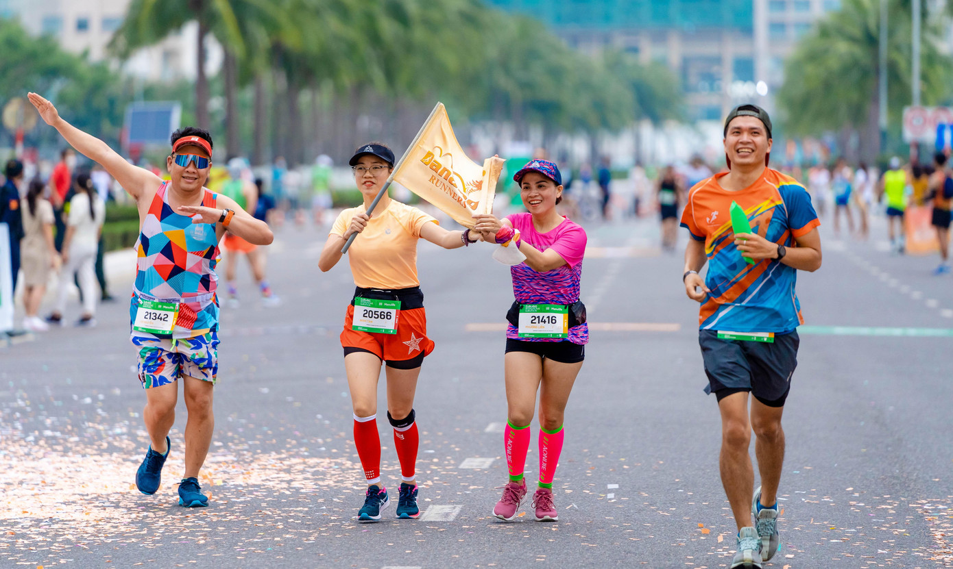 Thời tiết hôm nay đẹp, trời mát, nắng nhẹ, đường chạy thuận lợi, các vận động viên rất hào hứng phấn khởi sau thời gian dài mới được trở lại cuộc thi.