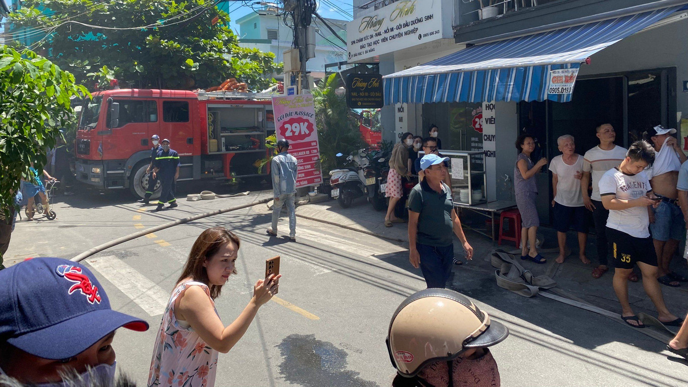 Vụ cháy giữa trưa nắng, cột khói cao khiến hàng trăm hộ dân hoảng hốt. Vụ cháy giữa trưa nắng, cột khói cao khiến hàng trăm hộ dân hoảng hốt.