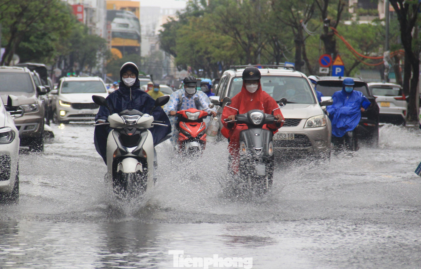Chiều ngày 25/10, mưa lớn đã khiến nhiều khu vực ở Đà Nẵng ngập cục bộ. Ảnh: Thanh Trần.