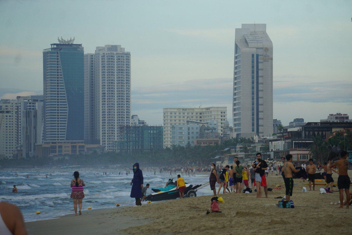 Bãi biển Đà Nẵng nhộn nhịp trở lại sau nhưng ngày vắng vẻ. Bãi biển Đà Nẵng nhộn nhịp trở lại sau nhưng ngày vắng vẻ.