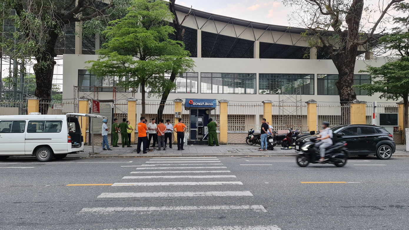 Sự việc xảy ra ở đường Lê Duẩn, trung tâm TP Đà Nẵng thu hút sự quan tâm của người dân. Sự việc xảy ra ở đường Lê Duẩn, trung tâm TP Đà Nẵng thu hút sự quan tâm của người dân.