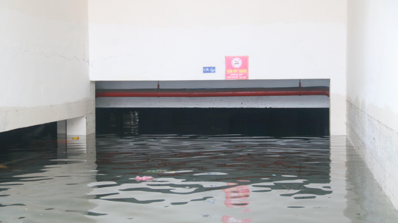 Một tầng hầm xe máy tại một chung cư ngập sâu trong nước, bên dưới còn nhiều phương tiện người dân chưa thể đưa lên.