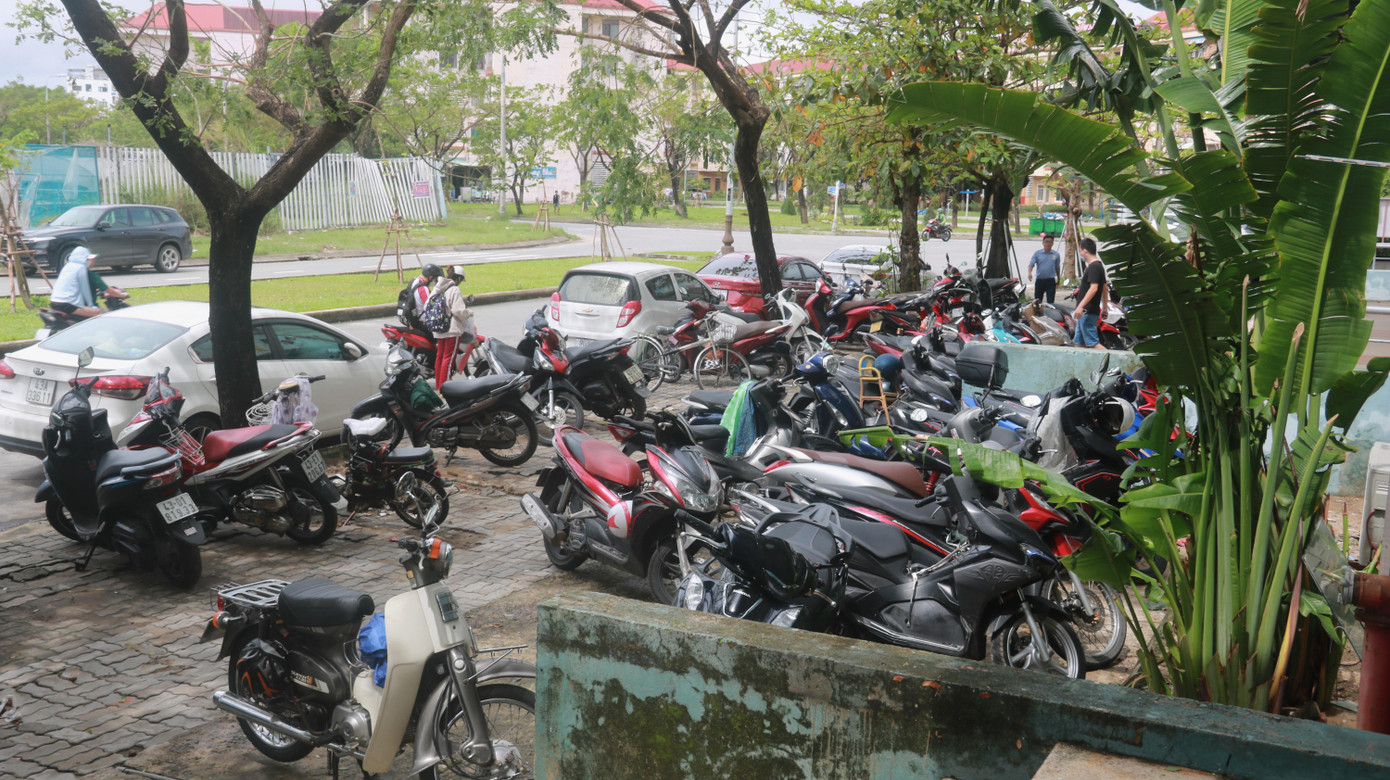 Nhiều xe máy ngập nước vẫn chưa thể sửa chữa do các cửa hàng sửa xe đang quá tải.