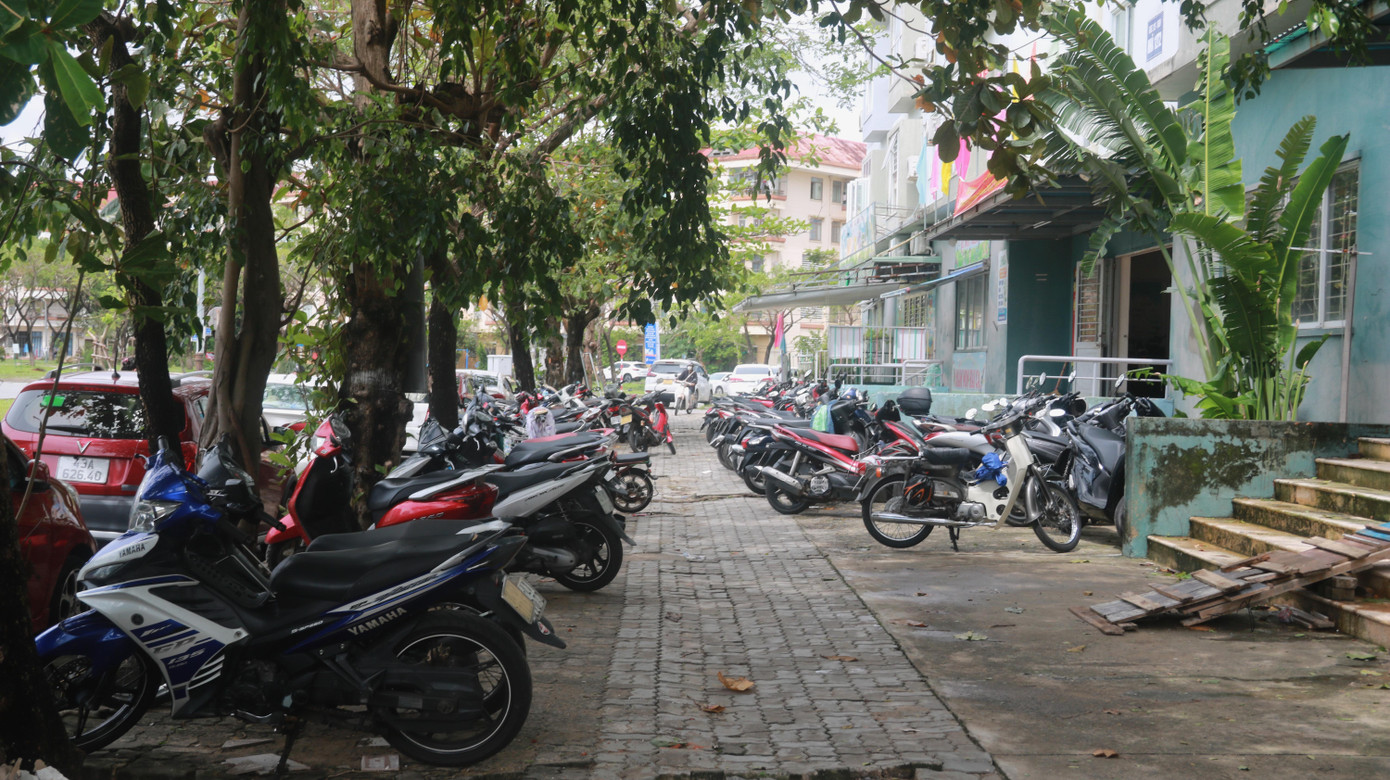 Các xe máy của các hộ dân tại một chung cư ở Sơn Trà được đưa ra khỏi tầng hầm kịp thời.