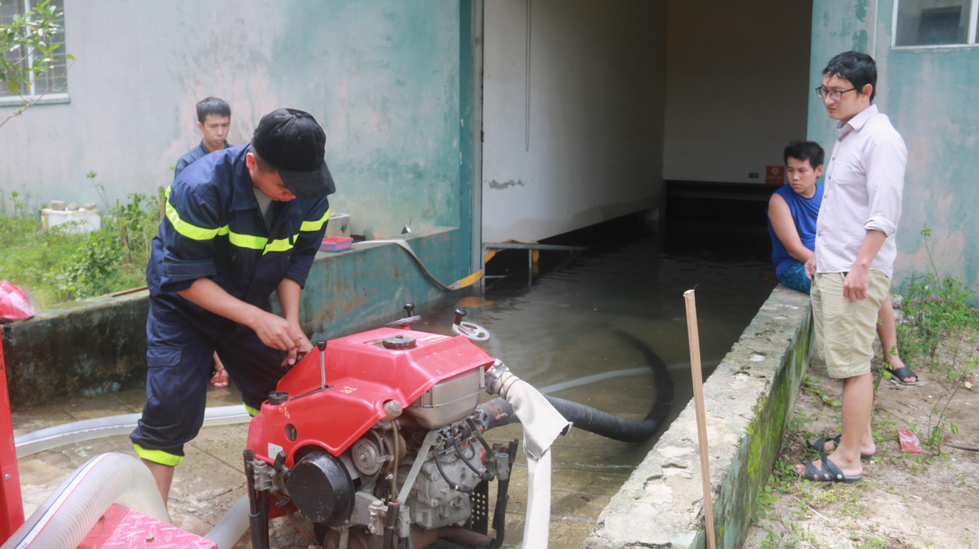 Việc bơm nước đang được tiến hành hết sức khẩn trương.