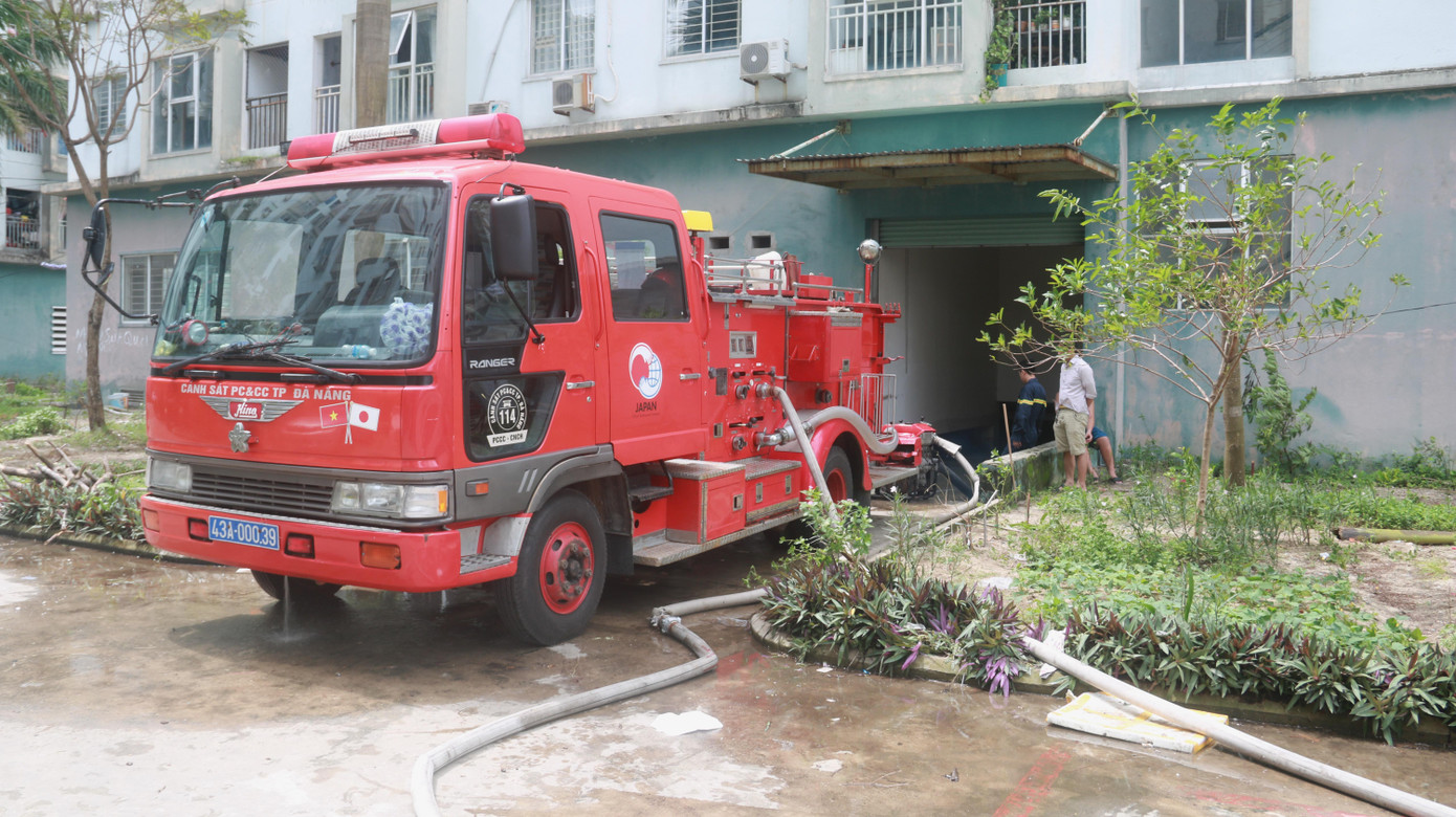 Lực lượng cảnh sát PCCC tiến hành bơm nước khỏi tầng hầm một khu nhà ở xã hội tại Nại Hiên Đông (Sơn Trà). Ảnh: Nguyễn Thành