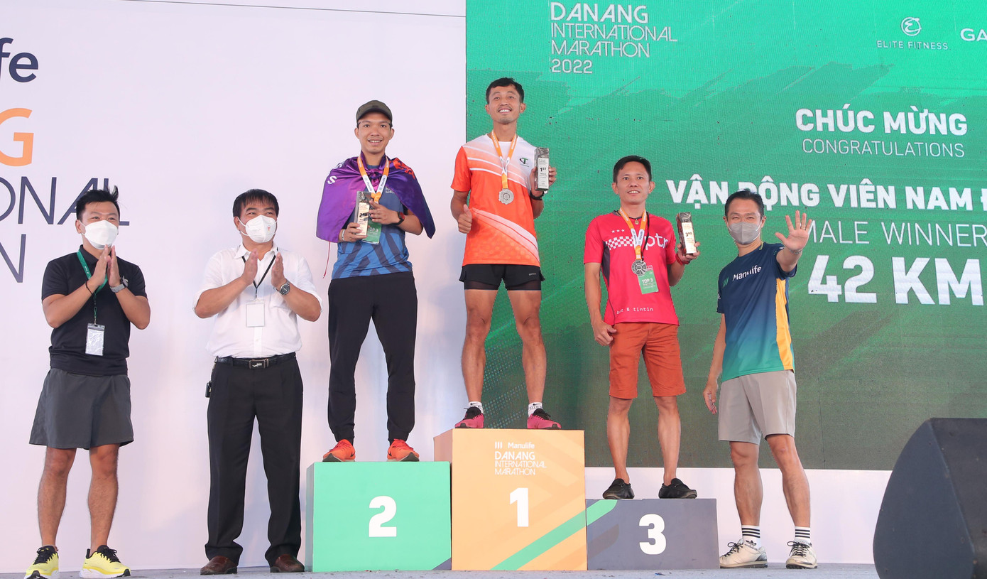 Trao giải cho top 3 cự ly marathon dành cho nam tại cuộc thi.