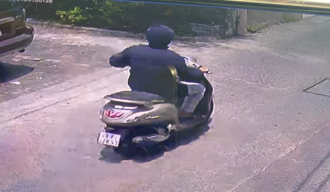 Một hình ảnh khác ghi lại đối tượng di chuyển trên đường sau khi cướp ngân hàng. Một hình ảnh khác ghi lại đối tượng di chuyển trên đường sau khi cướp ngân hàng.