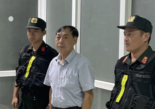 Bị can Nguyễn Văn Tam (giữa) tại cơ quan công an. Bị can Nguyễn Văn Tam (giữa) tại cơ quan công an.