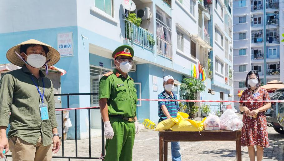 Ngoài ra, các chiến sĩ công an phường Nại Hiên Đông, lực lượng tăng cường của Công an quận Sơn Trà, công an TP Đà Nẵng còn kết nối, sẻ chia, kêu gọi giúp đỡ, cung cấp nhu yếu phẩm cho các hộ nghèo, có hoàn cảnh khó khăn trên địa bàn trong thời gian cách ly y tế. Ngoài ra, các chiến sĩ công an phường Nại Hiên Đông, lực lượng tăng cường của Công an quận Sơn Trà, công an TP Đà Nẵng còn kết nối, sẻ chia, kêu gọi giúp đỡ, cung cấp nhu yếu phẩm cho các hộ nghèo, có hoàn cảnh khó khăn trên địa bàn trong thời gian cách ly y tế.