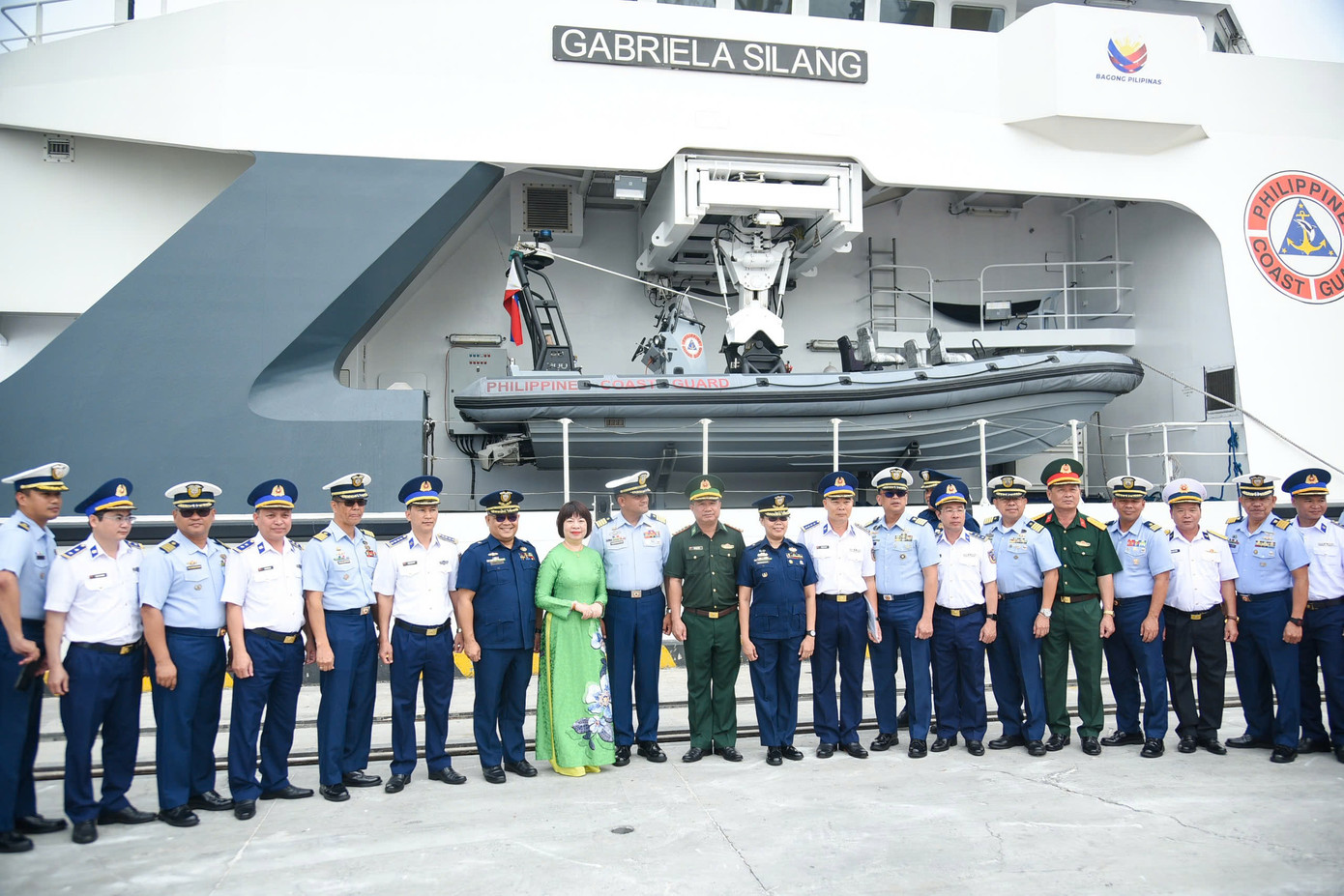 Cơ quan chức năng đón thủy thủ đoàn tàu OPV-8301 của Lực lượng Bảo vệ bờ biển Philippines. Cơ quan chức năng đón thủy thủ đoàn tàu OPV-8301 của Lực lượng Bảo vệ bờ biển Philippines.