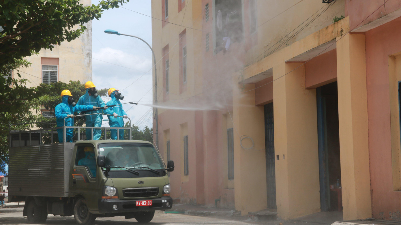 Bề mặt bên ngoài của chung cư được chiến sĩ phun kỹ càng. Hiện tại phường Nại Hiên Đông có nhiều dãy nhà chung cư đã bị phong toả do có ca mắc COVID-19.