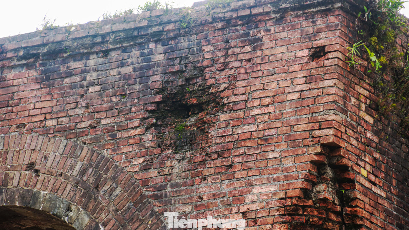 Những vết đạn pháo trên tường thành, chứng tích của chiến tranh cũng sẽ được để lại, không sửa chữa.