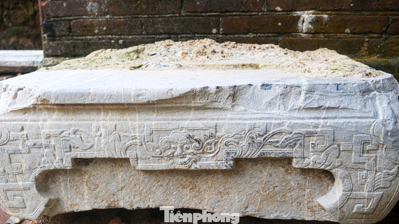 Một bia đá chỉ còn lại phần đế với họa tiết rồng triều Nguyễn được phát hiện tại Hải Vân Quan.