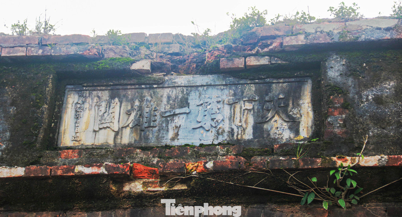 Cổng Thiên hạ đệ nhất hùng quan để nguyên tấm bia cổ.