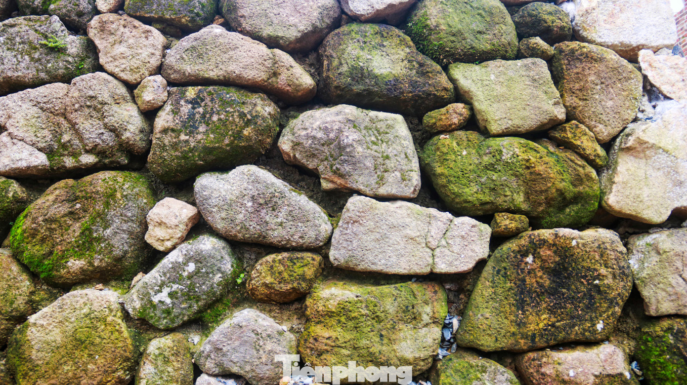 Đơn vị thi công chính là Viện Khoa học Công nghệ Xây dựng, Phân viện miền Trung đã dùng đá mồ côi để việc xây dựng tường thành để đảm bảo mỹ quan và đúng với nguyên gốc Hải Vân Quan.