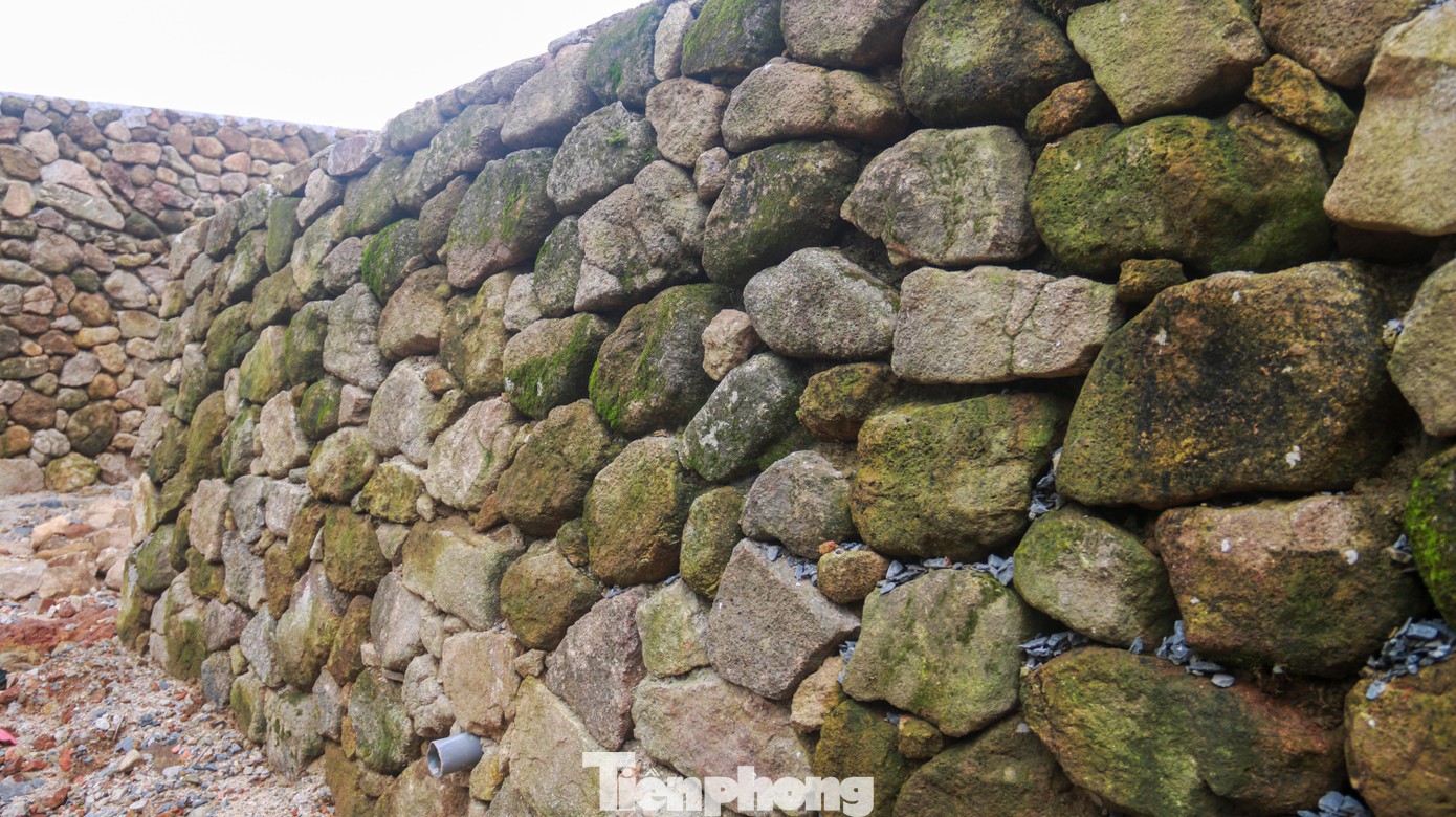 Đơn vị thi công chính là Viện Khoa học Công nghệ Xây dựng, Phân viện miền Trung đã dùng đá mồ côi để việc xây dựng tường thành để đảm bảo mỹ quan và đúng với nguyên gốc Hải Vân Quan.