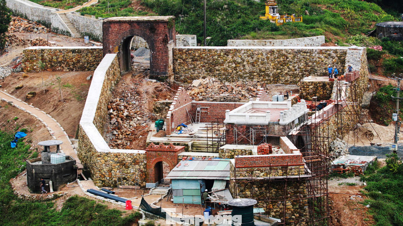 Các vị vua triều Nguyễn đều rất quan tâm đến vị trí xung yếu của Hải Vân Quan và đã nhiều lần ra chỉ dụ tăng cường bảo vệ an toàn cho Kinh đô Huế, giúp triều đình kiểm soát một cách hiệu quả các lực lượng ra vào, phòng trừ bất trắc. Tuyến phòng thủ này được tăng cường củng cố khi Đà Nẵng bị phương Tây nhòm ngó.