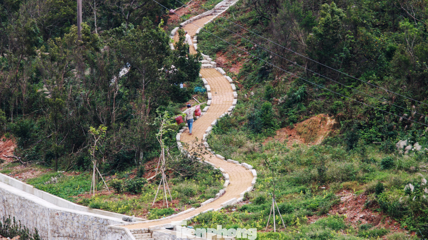 Những lối đi xung quanh tường thành được xây bằng đá và sẽ được trồng cây phủ xanh.