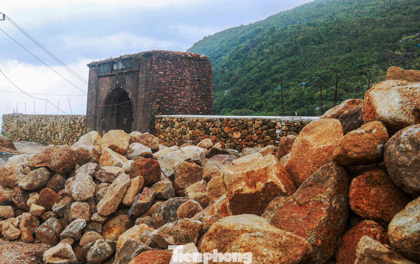 Cổng Thiên hạ Đệ nhất hùng quan được trùng tu bằng việc hạ giải phần gạch phía trên.