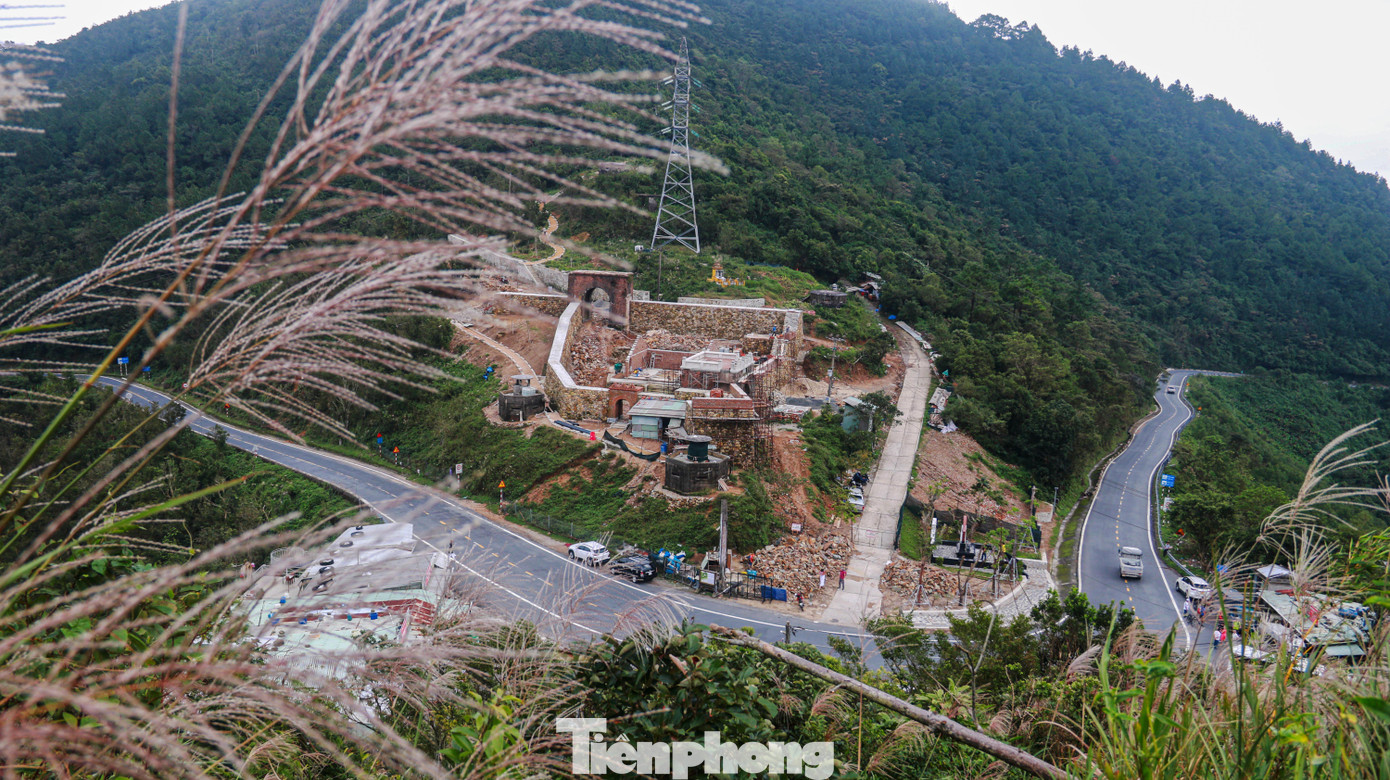 Hải Vân Quan được xây dựng ở độ cao 490 m so với mực nước biển, nơi giáp vai giữa hai ngọn Hải Vân Sơn (phía đông) và Bà Sơn (phía tây), thuộc dãy núi Bạch Mã - Hải Vân. Di tích thuộc địa phận của thị trấn Lăng Cô, huyện Phú Lộc, tỉnh Thừa Thiên Huế và phường Hòa Hiệp Bắc, quận Liên Chiểu, TP Đà Nẵng. Cách trung tâm TP Huế khoảng 90km về phía nam, cách trung tâm TP Đà Nẵng khoảng 28km về phía bắc.