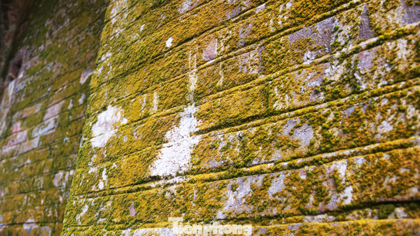 Bên trong cổng Hải Vân Quan rêu và địa y trên gạch đá được để nguyên để giữ vẻ cổ kính vốn có của di tích.