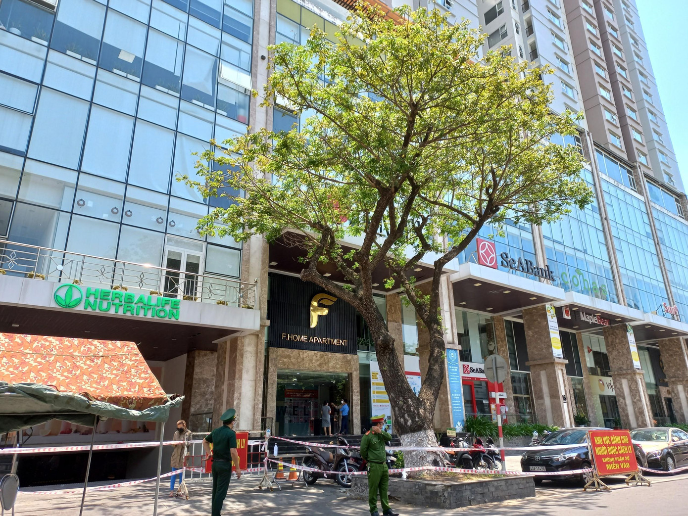 Ông Lê Tự Gia Thạnh, Chủ tịch UBND quận Hải Châu (TP Đà Nẵng) cho biết: Bên trong chung cư F.Home có khoảng 700 người sinh sống. Chiều 9/5, ngành y tế quận Hải Châu sẽ tổ chức lấy mẫu xét nghiệm cho toàn bộ người dân sống tại đây.