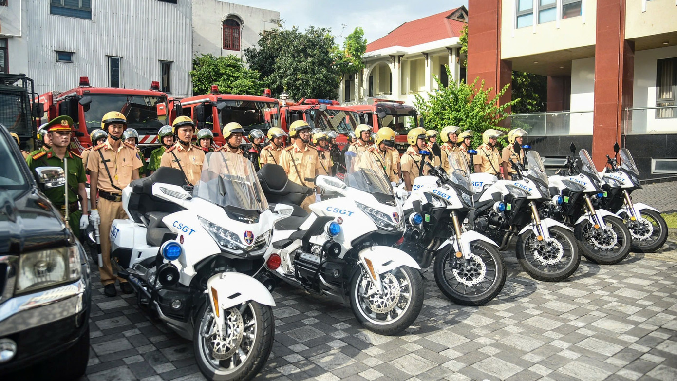 Trong thời gian tới, Công an TP Đà Nẵng sẽ đồng loạt tuần tra kiểm soát, chốt chặn, phòng, chống tội phạm đường phố vào khung giờ từ 22h đến 4h sáng hôm sau, tập trung tại các tuyến đường Bạch Đằng, Trần Phú, Đường 2/9, Cách mạng tháng Tám, Lê Duẩn, Điện Biên Phủ, đèo Hải Vân, Tôn Đức Thắng, Nguyễn Sinh Sắc, Lê Đức Thọ, Trường Sơn….