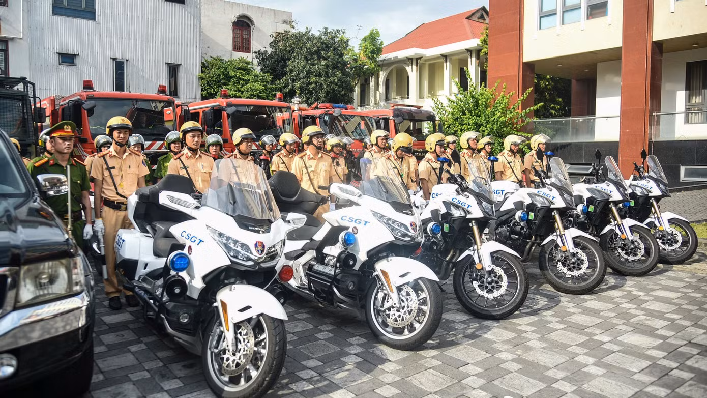 Trong thời gian tới, Công an TP Đà Nẵng sẽ đồng loạt tuần tra kiểm soát, chốt chặn, phòng, chống tội phạm đường phố vào khung giờ từ 22h đến 4h sáng hôm sau, tập trung tại các tuyến đường Bạch Đằng, Trần Phú, Đường 2/9, Cách mạng tháng Tám, Lê Duẩn, Điện Biên Phủ, đèo Hải Vân, Tôn Đức Thắng, Nguyễn Sinh Sắc, Lê Đức Thọ, Trường Sơn….