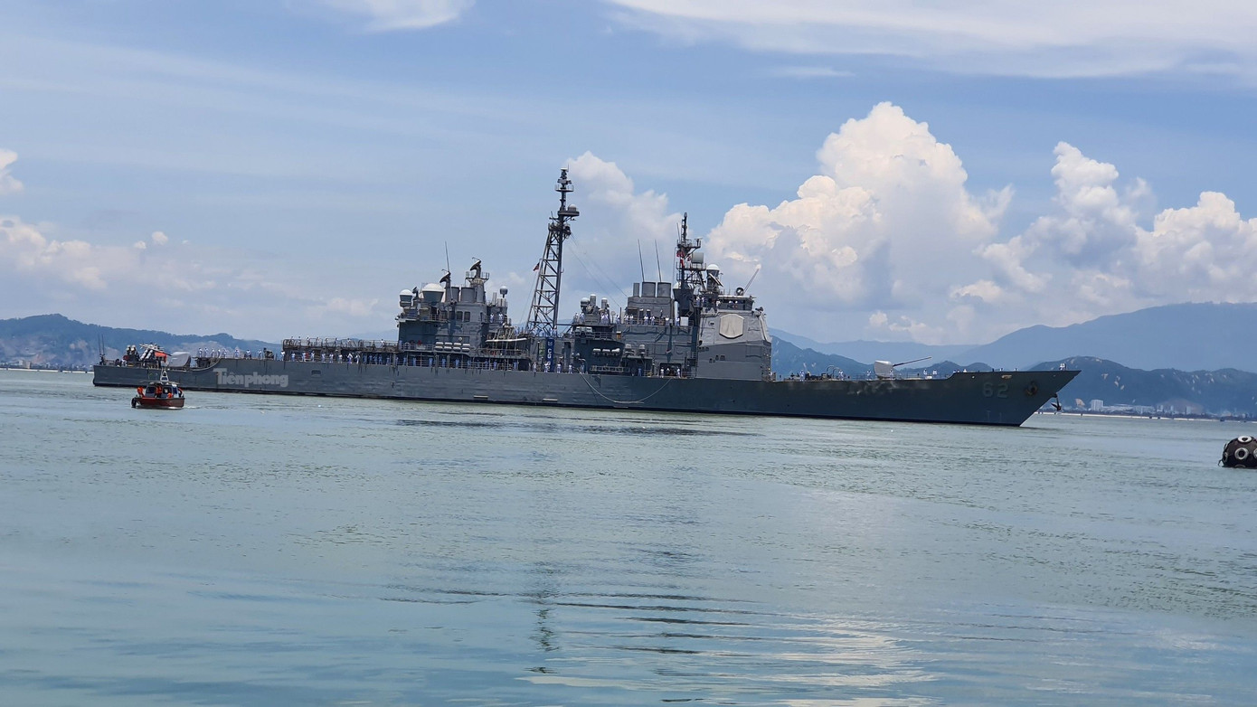 Khoảng 11h cùng ngày, tàu tuần dương USS Robert Smalls (CG-62) cũng nhổ neo rời cảng Đà Nẵng. Cả hai tàu tuần dương mang tên lửa dẫn đường hộ tống tàu sân bay USS Ronald Reagan đến thăm Đà Nẵng trong 5 ngày qua.