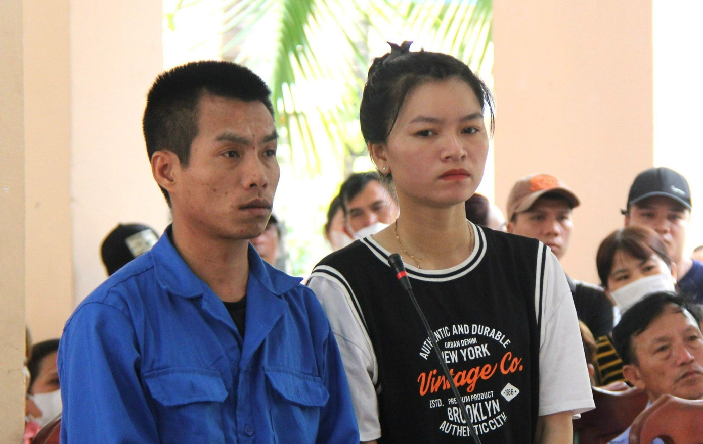 Hai bị cáo tại phiên tòa.