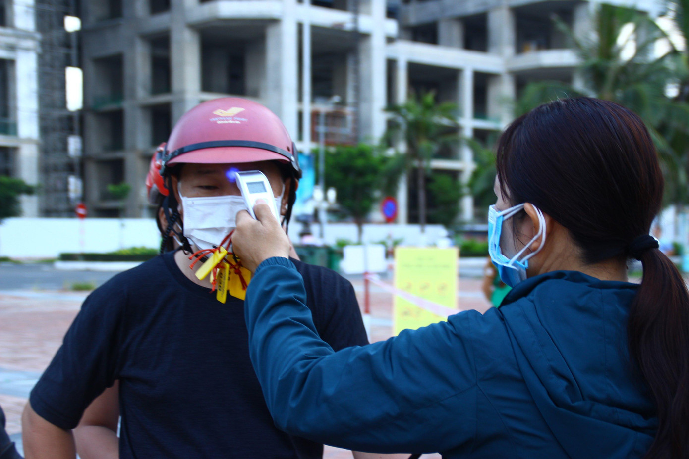 Người dân được đo thân nhiệt, thực hiện khai báo y tế trước khi vào bãi tắm. Người dân được đo thân nhiệt, thực hiện khai báo y tế trước khi vào bãi tắm.