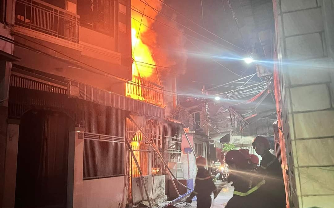 Cảnh sát PCCC Đà Nẵng triển khai dập lửa.