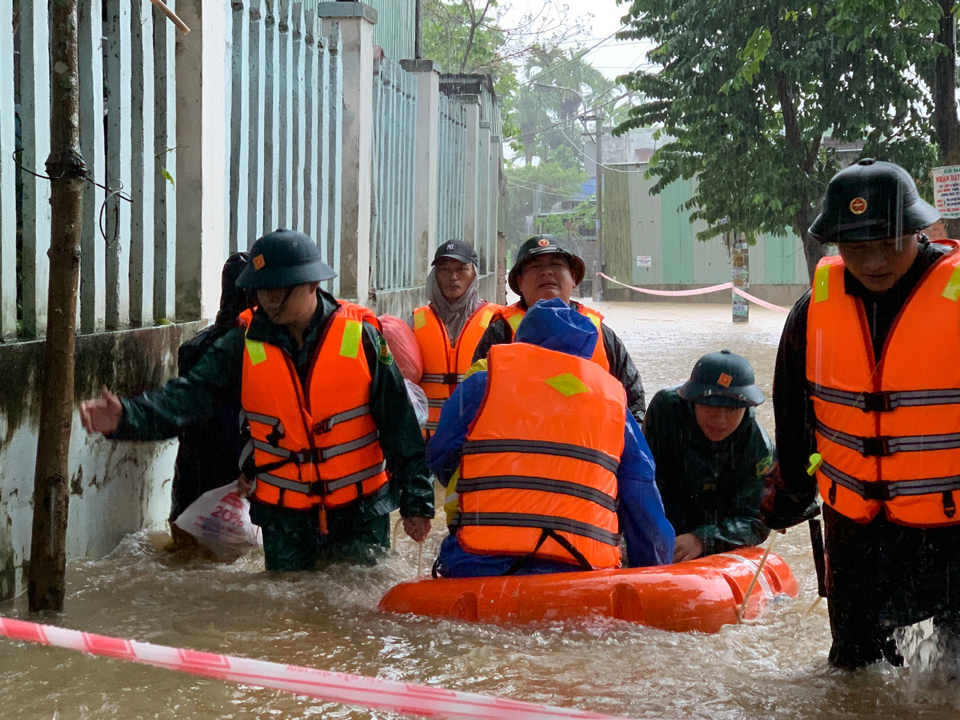Cũng trong sáng 14/10, lực lượng cứu hộ cứu nạn gồm Công an phường Hòa Khánh Nam (quận Liên Chiểu), Đội Cảnh sát Phòng cháy chữa cháy và Cứu nạn cứu hộ Công an quận Liên Chiểu ứng cứu 12 người mắc kẹt trong lũ.