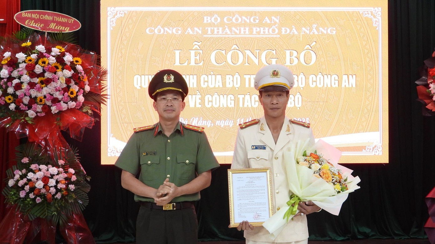 Đại tá Nguyễn Đại Đồng trao quyết định và tặng hoa chúc mừng Thượng tá Trần Minh Nguyên. Đại tá Nguyễn Đại Đồng trao quyết định và tặng hoa chúc mừng Thượng tá Trần Minh Nguyên.