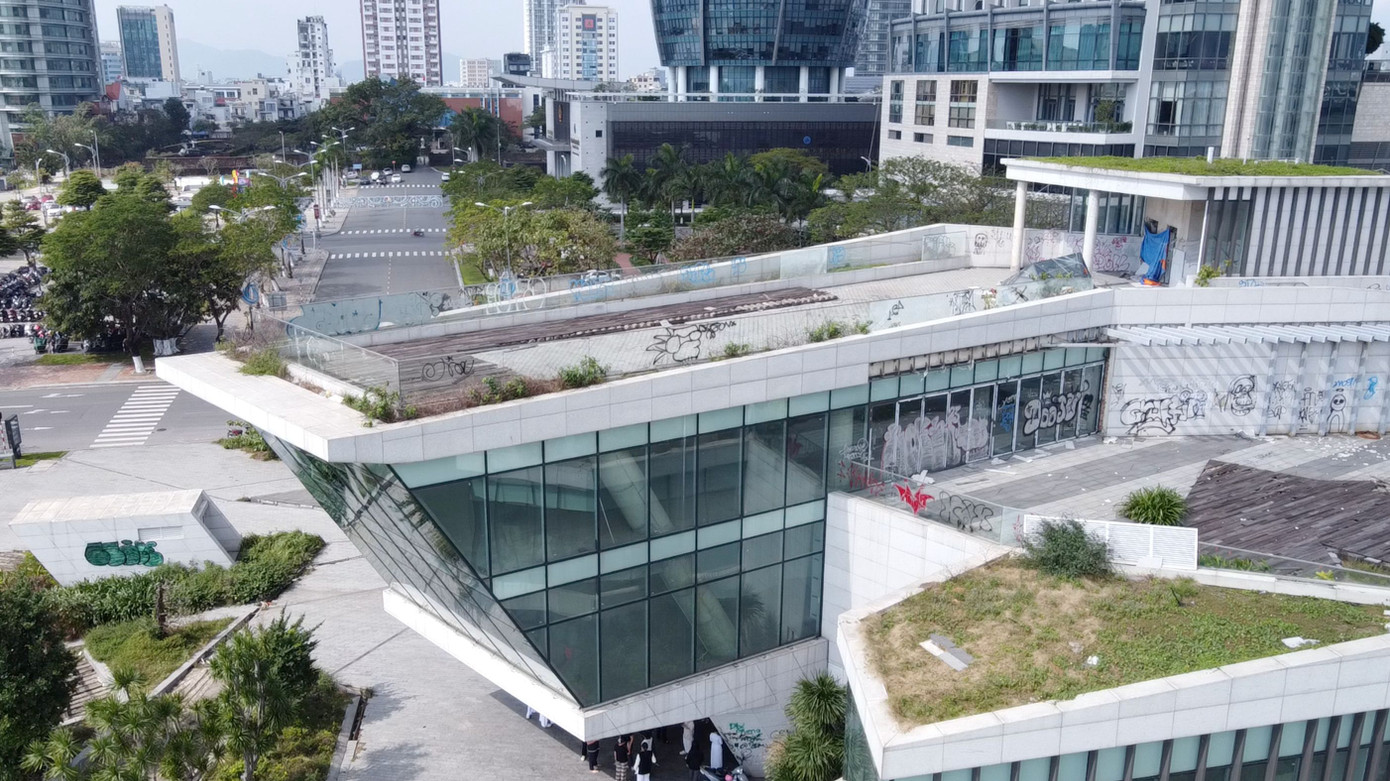 Những bức tường trên tầng 2-3 của công trình cũng dày đặc các tranh vẽ bậy. Dự án nhà hàng, bến du thuyền phía nam cảng Đà Nẵng do Công ty TNHH I.V.C làm chủ đầu tư, có tổng vốn đầu tư gần 100 tỷ đồng. Dự án hoàn thành xây dựng xong phần nhà hàng vào năm 2017, nhưng sau đó dừng lại do liên quan vụ án Phan Văn Anh Vũ.