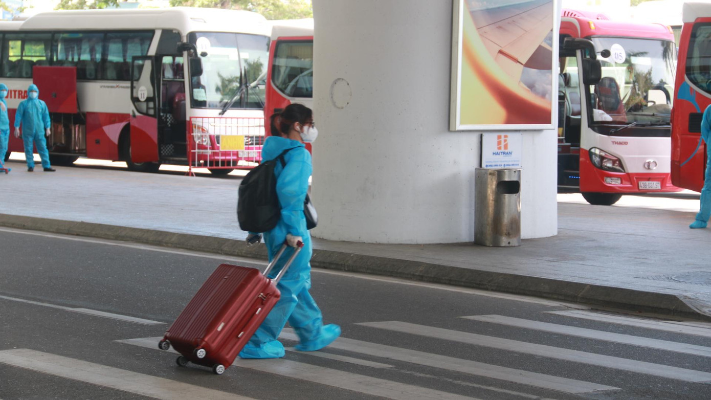 Ông Đoàn Hưng, Phó Giám đốc Cảng vụ Hàng không miền Trung cho biết: Cảng vụ đã tổ chức cuộc họp với sự tham gia của các đơn vị điều hành sân bay, an ninh hàng không, các công ty phục vụ mặt đất… tại Sân bay quốc tế Đà Nẵng để bàn phương án phục vụ các chuyến bay đưa người dân Đà Nẵng từ TP HCM trở về.