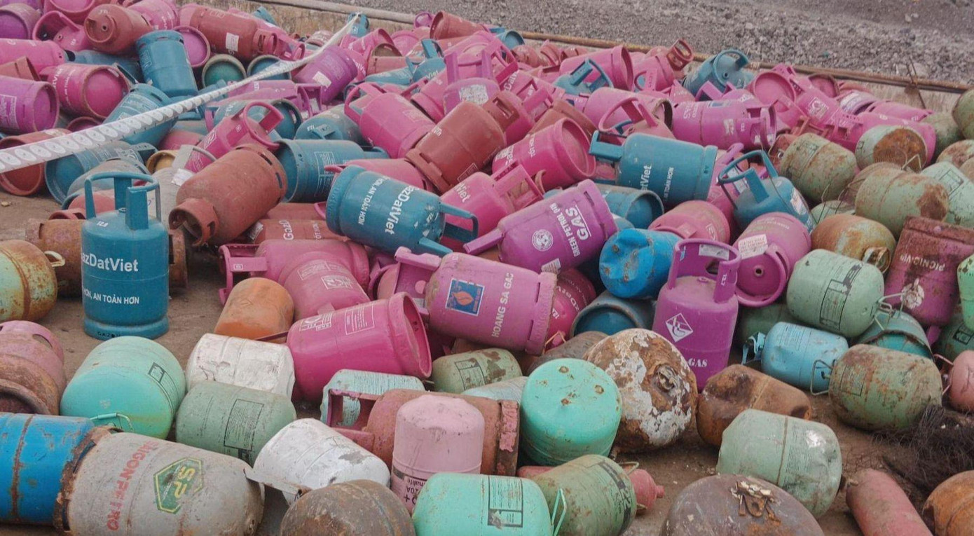 Hình ảnh các vỏ bình gas các loại được tập kết. Hình ảnh các vỏ bình gas các loại được tập kết.