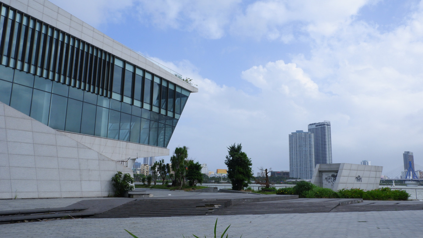 Khu B có diện tích hơn 2,3ha, tại vị trí bến du thuyền (cảng Sông Hàn). Tại đây có công trình nhà hàng và bến du thuyền có liên quan đến Phan Văn Anh Vũ. Theo định hướng thiết kế đưa ra, có đề xuất đối với khu vực nhà hàng bến du thuyền này, có thể xem xét chuyển đổi công năng phục vụ du lịch kết hợp văn hóa nghệ thuật đương đại.