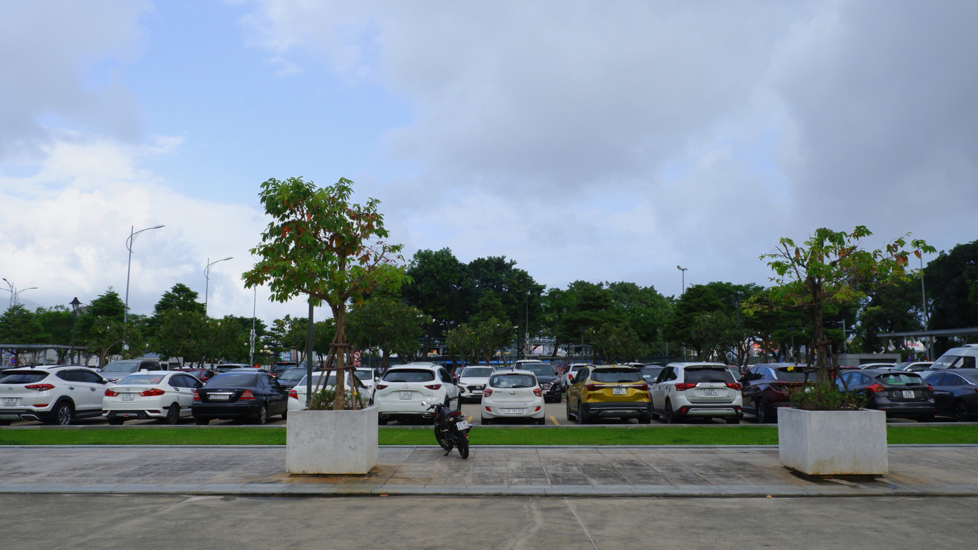 Đối với khu vực bãi đỗ xe hiện hữu phía nam của Trung tâm hành chính được đề xuất giải pháp cải tạo bề mặt bãi đỗ xe nổi hiện hữu thống nhất toàn bộ quảng trường.