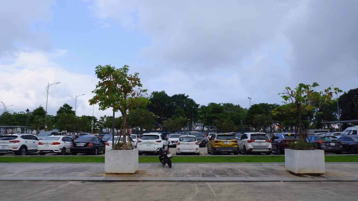 Đối với khu vực bãi đỗ xe hiện hữu phía nam của Trung tâm hành chính được đề xuất giải pháp cải tạo bề mặt bãi đỗ xe nổi hiện hữu thống nhất toàn bộ quảng trường.